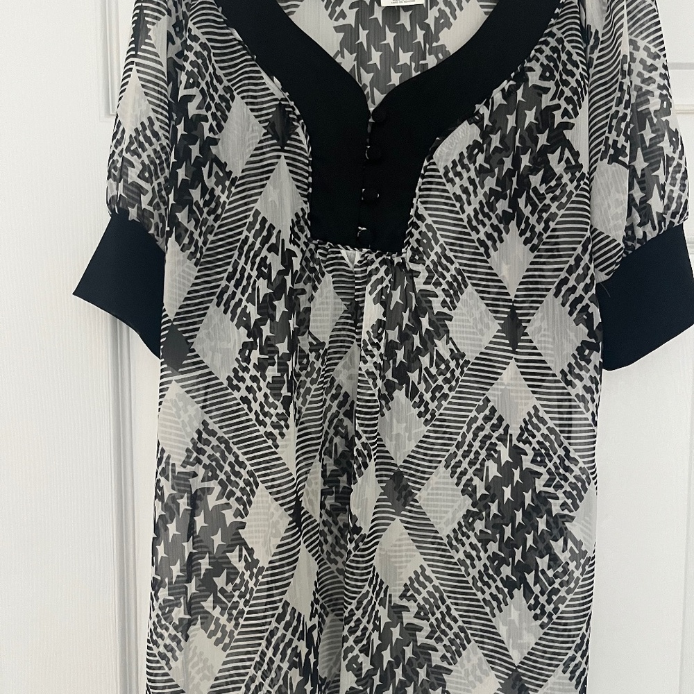 Black and white short sleeve top